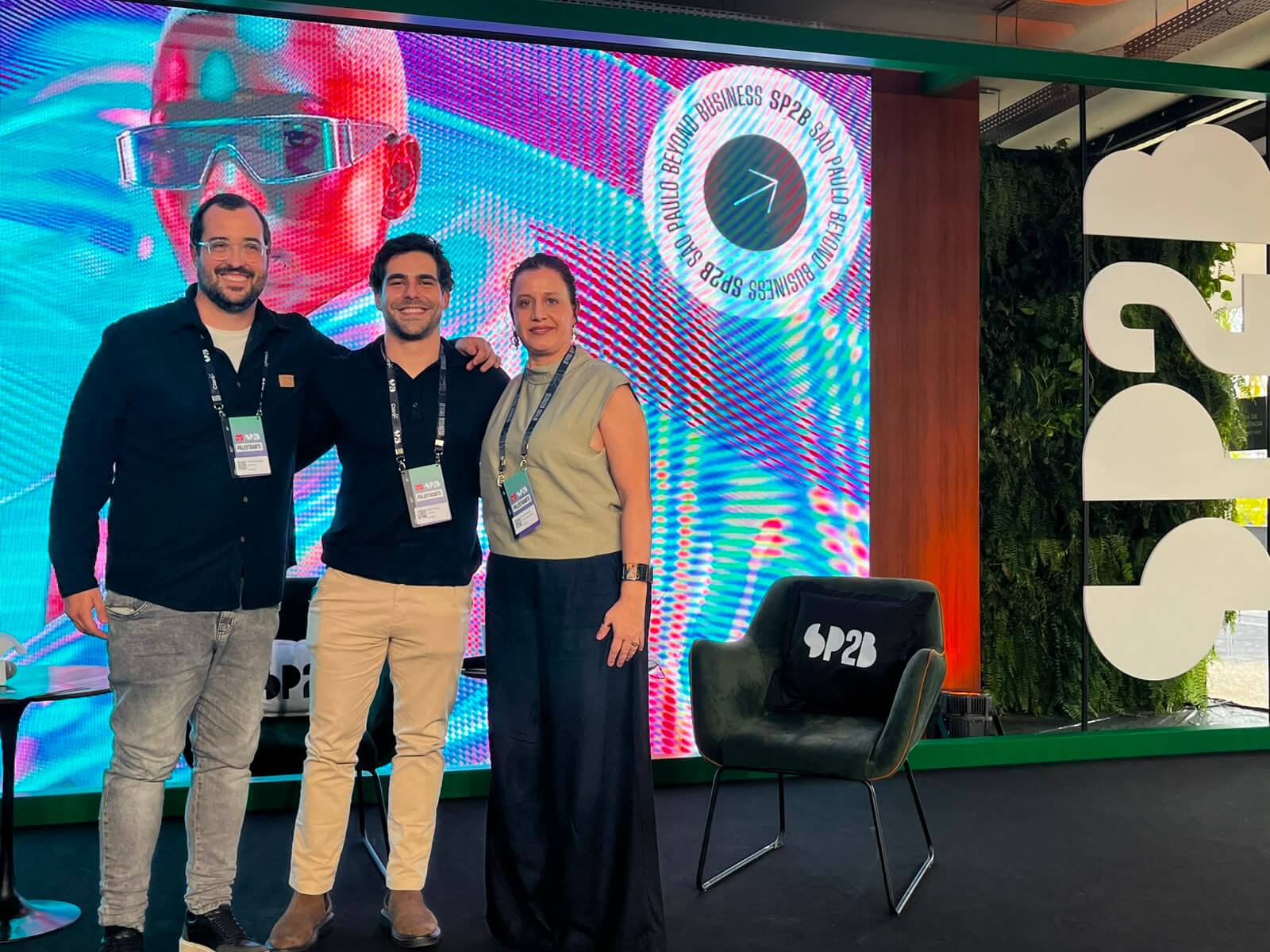 Ana Paula Giuffrida do Projeto Mobiliando, Andr&eacute; Purri, fundador da Alymente, com media&ccedil;&atilde;o de Vini Aranha.