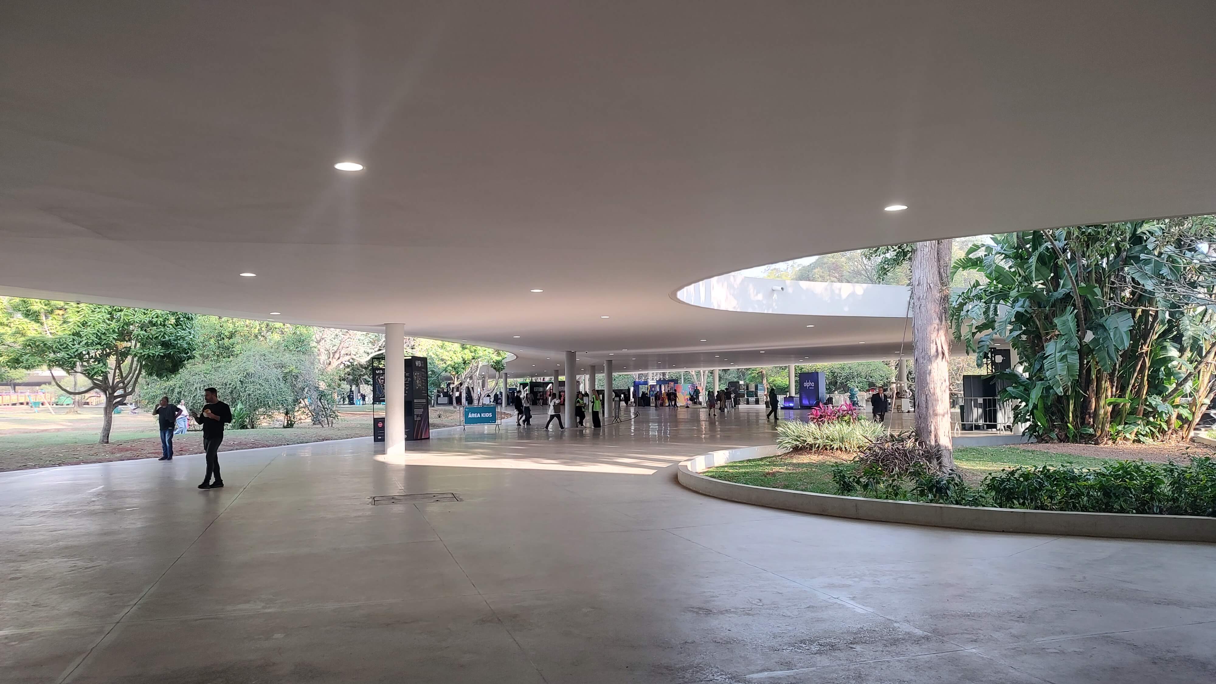 Arquitetura integrada &agrave; vegeta&ccedil;&atilde;o do Parque Ibirapuera durante o SP2B 2026.