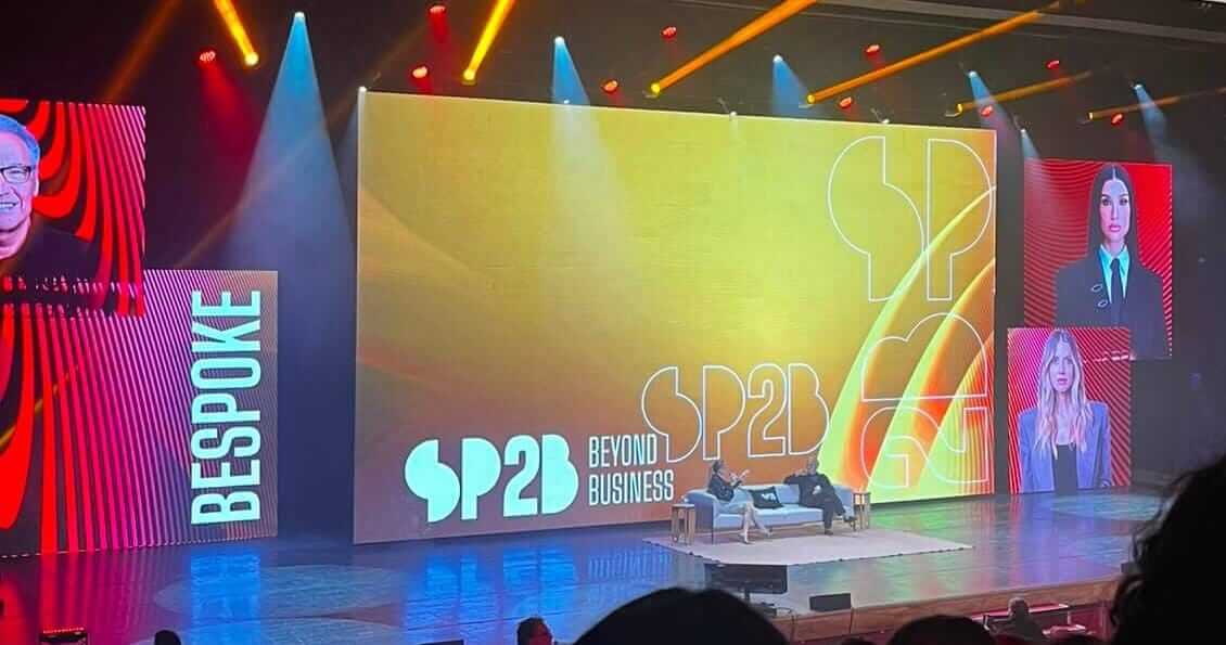 Painel sobre economia da aten&ccedil;&atilde;o, felicidade e prop&oacute;sito no SP2B 2026. Nisam Guanaes e Gabriela Priori