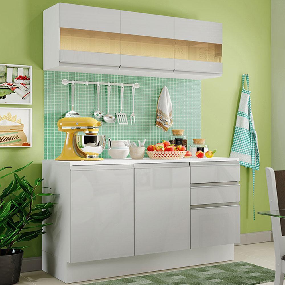 Cozinha pequena americana MRV decorada com móveis modulados
